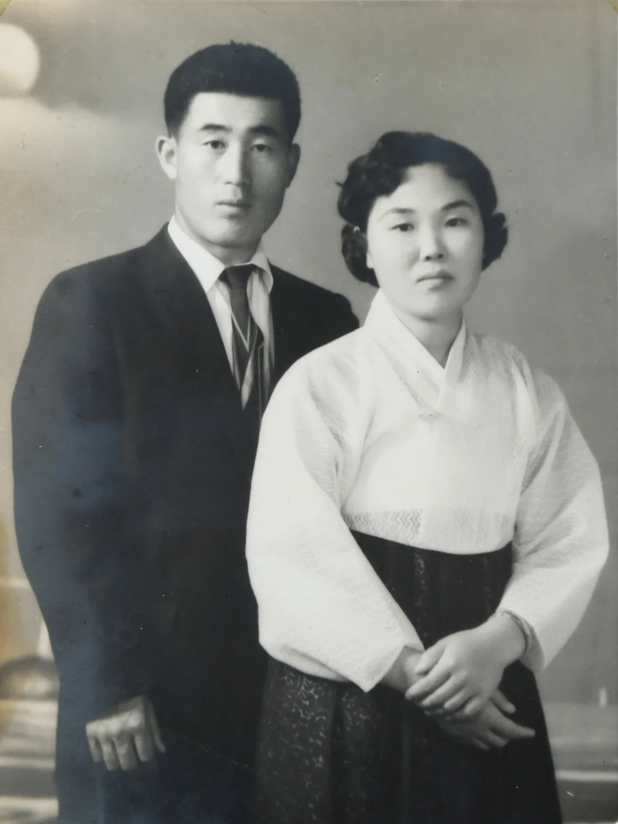 보정 전의 빛바랜 부부 기념사진